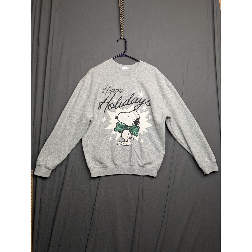 Peanuts brand crewneck sweatshirt featuring a holiday graphic of Snoopy Size S‎